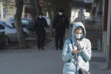 Екатеринбург. Женщина в медицинской маске на улице, во время режима самоизоляции, введеного из-за распространения коронавирусной инфекции COVID-19. С 11 апреля 2020 г на территории Свердловской области введены штрафы для нарушителей режима самоизоляции