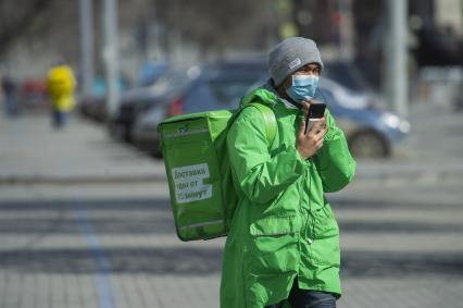 Екатеринбург. Курьеры службы доставки еды во время режима самоизоляции, введеного из-за распространения коронавирусной инфекции COVID-19