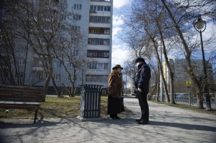 Екатеринбург. Сотрудники полиции проводят разъяснительную беседу с горожанами, о необходимости соблюдения режима самоизоляции, введеного из-за распространения коронавирусной инфекции COVID-19. С 11 апреля 2020 г на территории Свердловской области введены штрафы для нарушителей режима самоизоляции