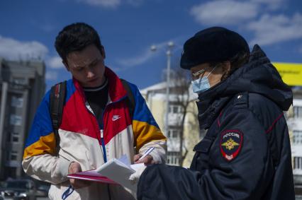 Екатеринбург. Сотрудники полиции проводят разъяснительную беседу с горожанами, о необходимости соблюдения режима самоизоляции, введеного из-за распространения коронавирусной инфекции COVID-19. С 11 апреля 2020 г на территории Свердловской области введены штрафы для нарушителей режимв самоизоляции