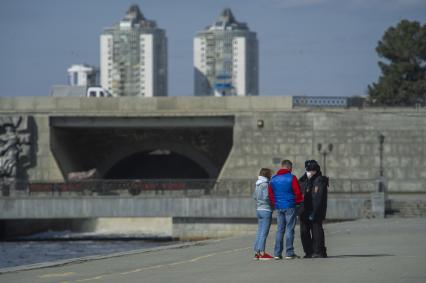 Екатеринбург. Сотрудники полиции проводят разъяснительную беседу с горожанами, о необходимости соблюдения режима самоизоляции, введеного из-за распространения коронавирусной инфекции COVID-19. С 11 апреля 2020 г на территории Свердловской области введены штрафы для нарушителей режимв самоизоляции