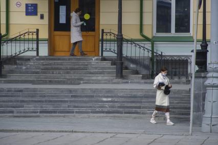 Екатеринбург. Горожане у банка ВТБ во время режима самоизоляции, введеного из-за распространения коронавирусной инфекции COVID-19