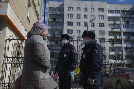 Екатеринбург. Сотрудники полиции проводят разъяснительную беседу с горожанами, о необходимости соблюдения режима самоизоляции, введеного из-за распространения коронавирусной инфекции COVID-19. С 11 апреля 2020 г на территории Свердловской области введены штрафы для нарушителей режимв самоизоляции