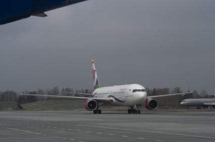 Екатеринбург. Один из четырех самолетов авиакомпании \'Sunday airlines\' с медицинскими масками и медицинскими защитными средствами на борту в аэропорту \'Кольцово\'. Владелец РМК (Русская медная компания) Игорь Алтушкин в качестве гуманитарной помощи купил из Китая 10 миллионов медицинских масок и защитных костюмов, для больниц и волонтеров Свердловской и Челябинской области, для борьбы с распространением коронавирусной инфекции COVID-19