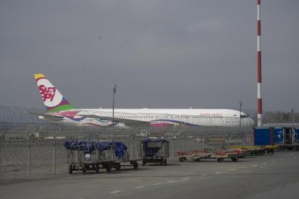 Екатеринбург. Один из четырех самолетов авиакомпании \'Sunday airlines\' с медицинскими масками и медицинскими защитными средствами на борту в аэропорту \'Кольцово\'. Владелец РМК (Русская медная компания) Игорь Алтушкин в качестве гуманитарной помощи купил из Китая 10 миллионов медицинских масок и защитных костюмов, для больниц и волонтеров Свердловской и Челябинской области, для борьбы с распространением коронавирусной инфекции COVID-19