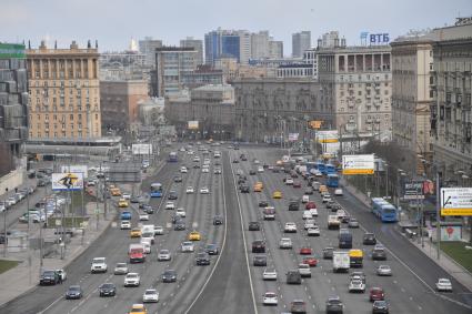 Москва. Автомобильное движение на Кутузовском проспекте.