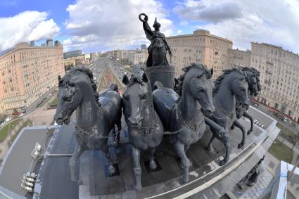 Москва. Конная композиция на Триумфальной арке  на Кутузовском проспекте.