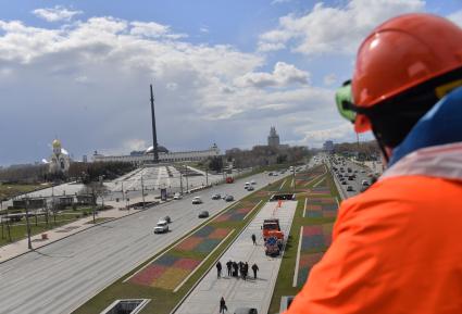 Москва. Автомобильное движение на Кутузовском проспекте.