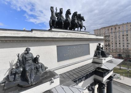 Москва. Конная композиция на Триумфальной арке  на Кутузовском проспекте.