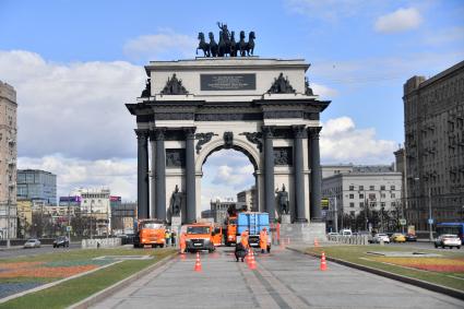 Москва. Сотрудник коммунальной службы моют территорию у Триумфальной арки на Кутузовском проспекте.