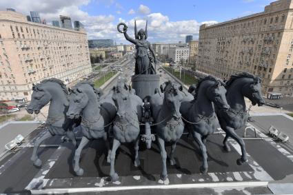 Москва. Конная композиция на Триумфальной арке на Кутузовском проспекте.