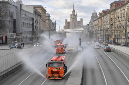 Москва.   Поливальные машины  на Большой Садовой улице.