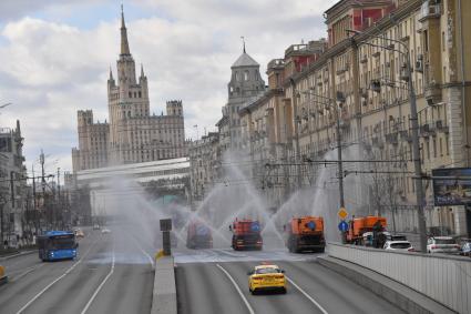 Москва.   Поливальные машины  на Большой Садовой улице.