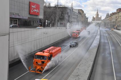 Москва.   Поливальные машины  на Большой Садовой улице.