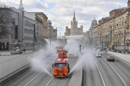 Москва.   Поливальные машины  на Большой Садовой улице.