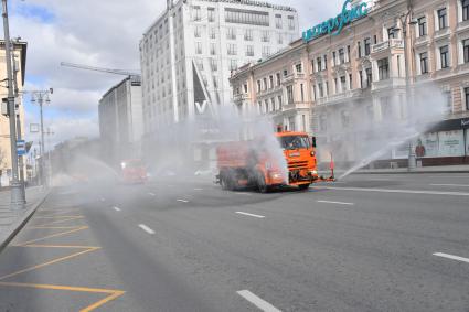 Москва.   Автомобили коммунальной службы моют улицу.