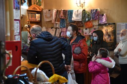 Москва. Прихожане в медицинских масках в церковной лавке.