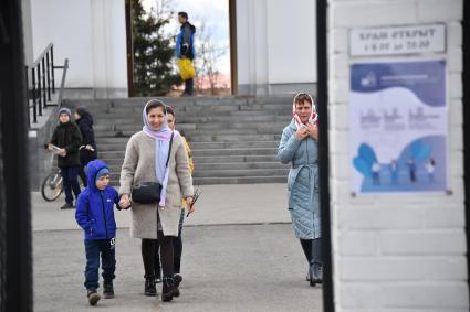 Москва.  Прихожане у храма .