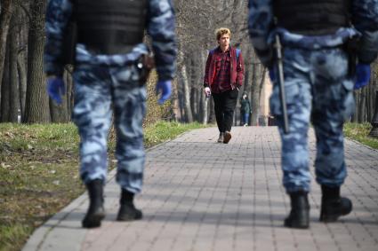 Москва. Сотрудники ОМОНа патрулируют в парке в период режима самоизоляции из-за пандемии коронавируса.