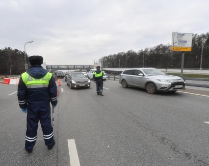 Москва.  Инспекторы ДПС проводят проверку документов у водителей во время эпидемии коронавируса.