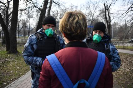 Москва.   Сотрудники ОМОНа беседуют с гражданами в период режима самоизоляции из-за пандемии коронавируса.