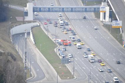 Москва. Автомобильное движение в сторону города  во время проверки документов у водителей сотрудниками ДПС.