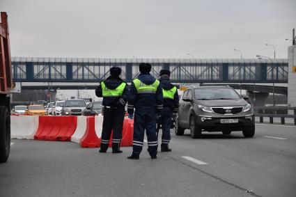 Москва.  Инспекторы ДПС проводят проверку документов у водителей во время эпидемии коронавируса.