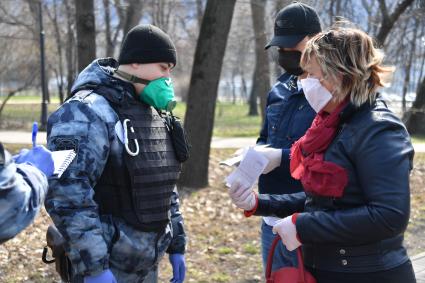 Москва. Сотрудники ОМОНа беседуют с гражданами в период режима самоизоляции из-за пандемии коронавируса.