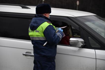 Москва. Инспекторы ДПС проводят проверку документов у водителей во время эпидемии коронавируса.