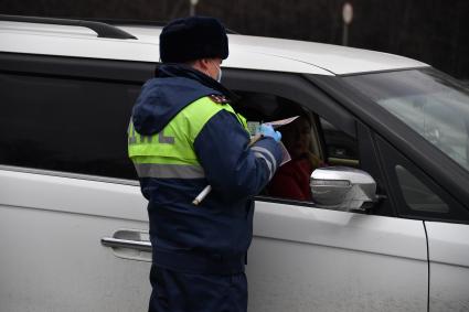 Москва.  Инспекторы ДПС проводят проверку документов у водителей во время эпидемии коронавируса.