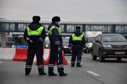 Москва.  Инспекторы ДПС проводят проверку документов у водителей во время эпидемии коронавируса.