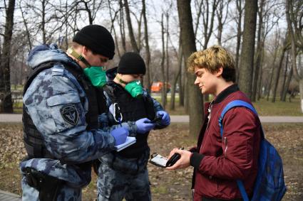 Москва.   Сотрудники ОМОНа беседуют с гражданами в период режима самоизоляции из-за пандемии коронавируса.