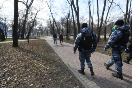 Москва. Сотрудники ОМОНа патрулируют в парке в период режима самоизоляции из-за пандемии коронавируса.