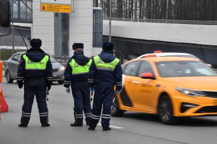 Москва. Инспекторы ДПС проводят проверку документов у водителей во время эпидемии коронавируса.