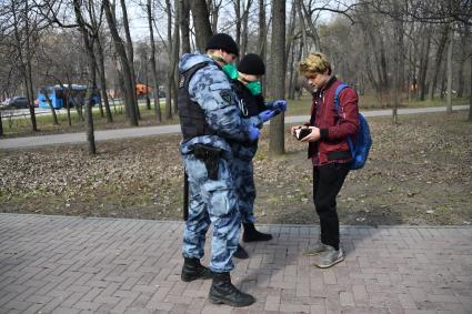 Москва.   Сотрудники ОМОНа беседуют с гражданами в период режима самоизоляции из-за пандемии коронавируса.