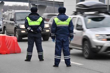 Москва.  Инспекторы ДПС проводят проверку документов у водителей во время эпидемии коронавируса.