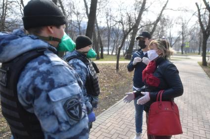 Москва.   Сотрудники ОМОНа беседуют с гражданами в период режима самоизоляции из-за пандемии коронавируса.