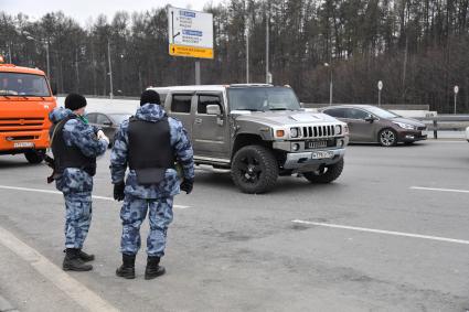 Москва. Сотрудники ОМОНа на одной из дорог.
