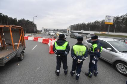 Москва. Инспекторы ДПС проводят проверку документов у водителей во время эпидемии коронавируса.