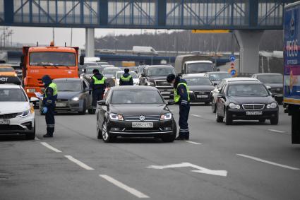 Москва.  Инспекторы ДПС проводят проверку документов у водителей во время эпидемии коронавируса.