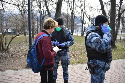 Москва.   Сотрудники ОМОНа беседуют с гражданами в период режима самоизоляции из-за пандемии коронавируса.