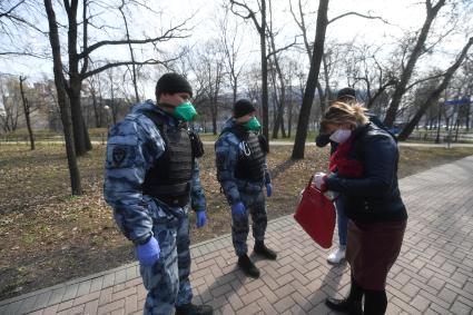 Москва.   Сотрудники ОМОНа беседуют с гражданами в период режима самоизоляции из-за пандемии коронавируса.