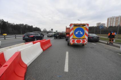 Москва. Инспекторы ДПС проводят проверку документов у водителей во время эпидемии коронавируса.