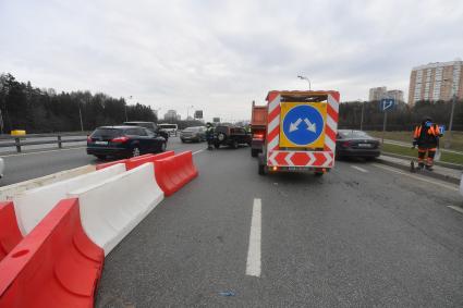 Москва.  Инспекторы ДПС проводят проверку документов у водителей во время эпидемии коронавируса.