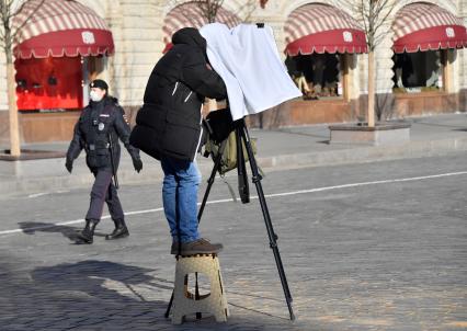 Москва. Фотограф на Красной площади.