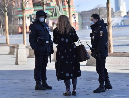 Москва. Полицейские проверяют документы у прохожих на Красной площади.