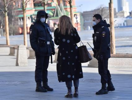 Москва. Полицейские проверяют документы  у прохожих на Красной площади.