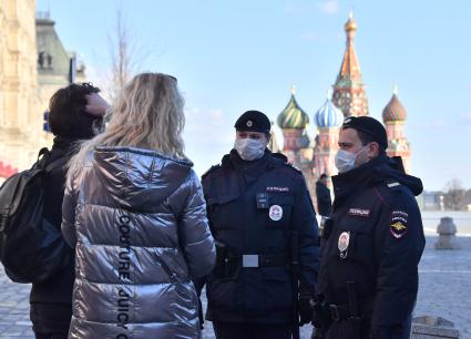 Москва. Полицейские проверяют документы  у прохожих на Красной площади.