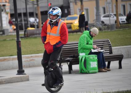 Москва. Сотрудники коммунальных служб и доставки еды на улицах города.