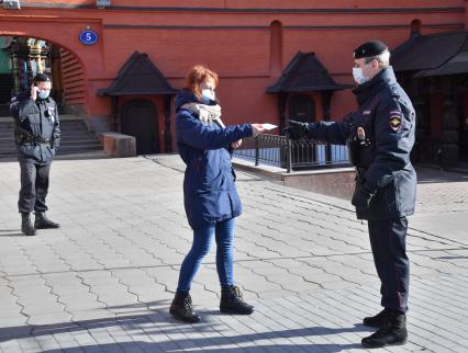 Москва. Полицейские проверяют документы  у прохожих на площади Революции.